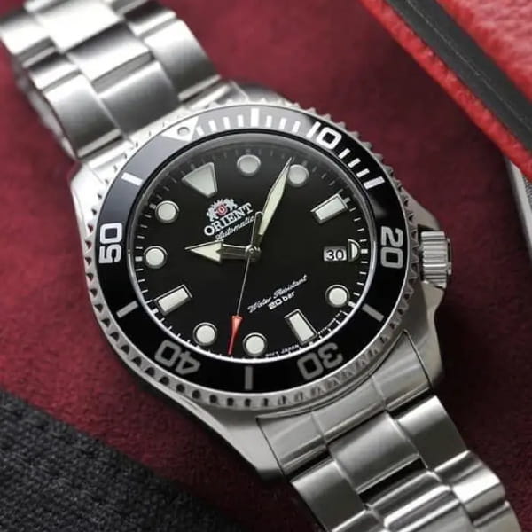 Orient RA-AC0K01B мужские часы застежка крупным планом