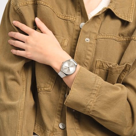 Swatch SYXS143 женские часы застежка крупным планом