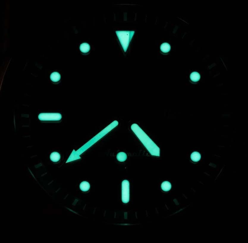 Seiko Seiko 5 Sports SRPE57K1S  — детали корпуса и нержавеющая сталь