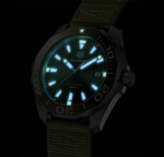 TAG Heuer TAG Heuer Aquaracer WAY101E.FC8222 кварцевые мужские часы часы крупный план зеленый циферблата