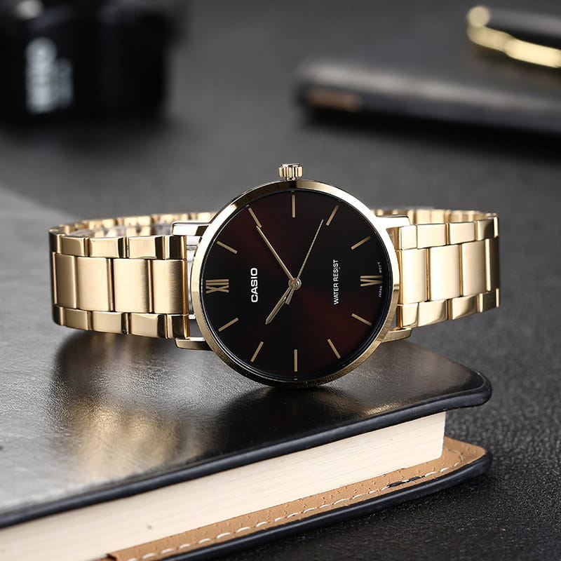 Casio Casio Collection MTP-VT01G-5BUDF (MTP-VT01G-5B) кварцевые мужские часы часы крупный план красный циферблата