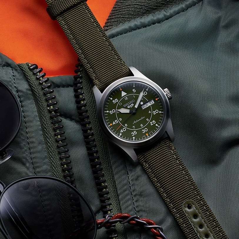 Seiko Seiko 5 Sports SRPH29K1  — детали корпуса и кожа + нейлон