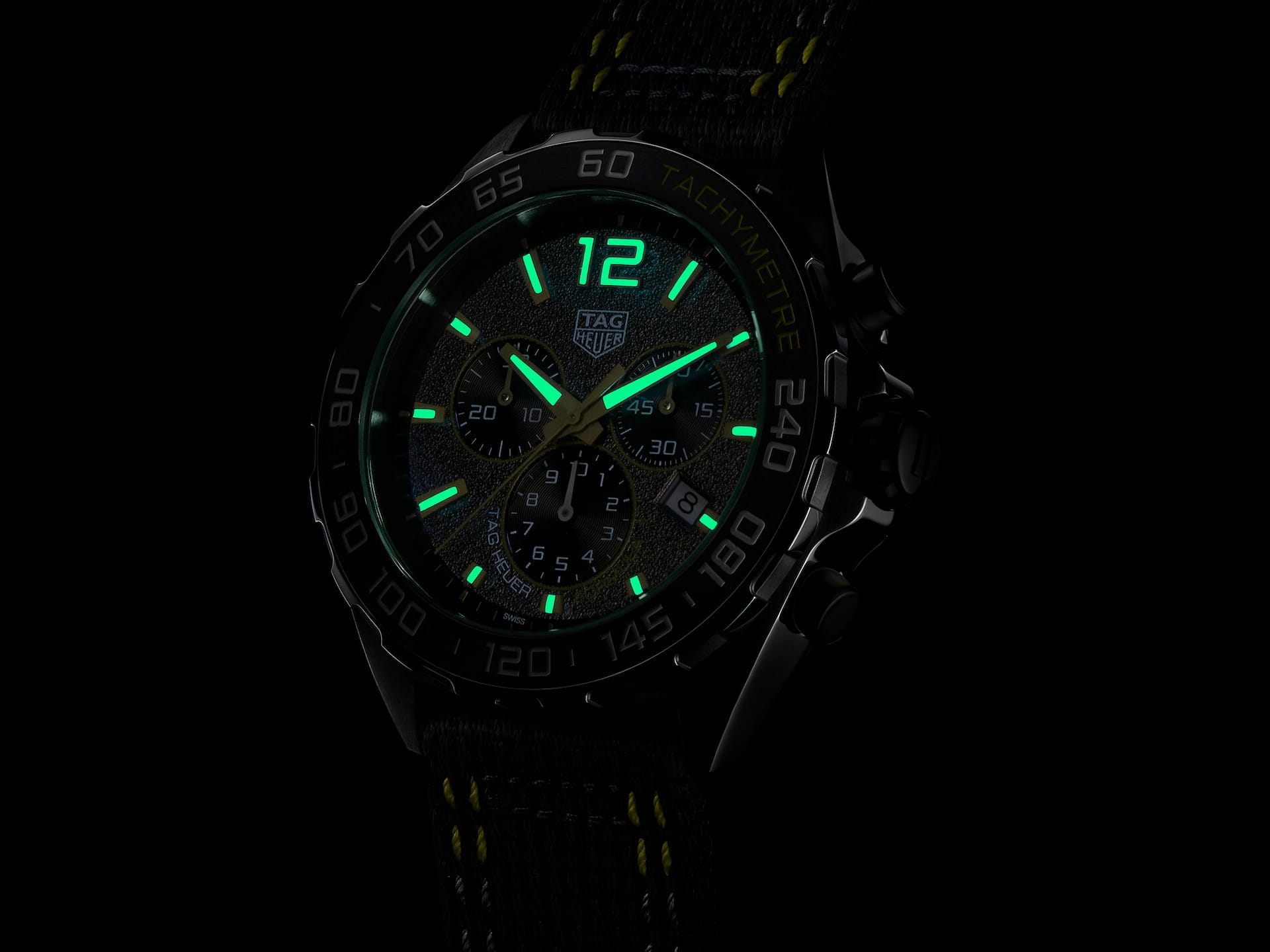 TAG Heuer TAG Heuer Formula 1 CAZ101AG.FC8304 кварцевые мужские часы часы крупный план черный циферблата