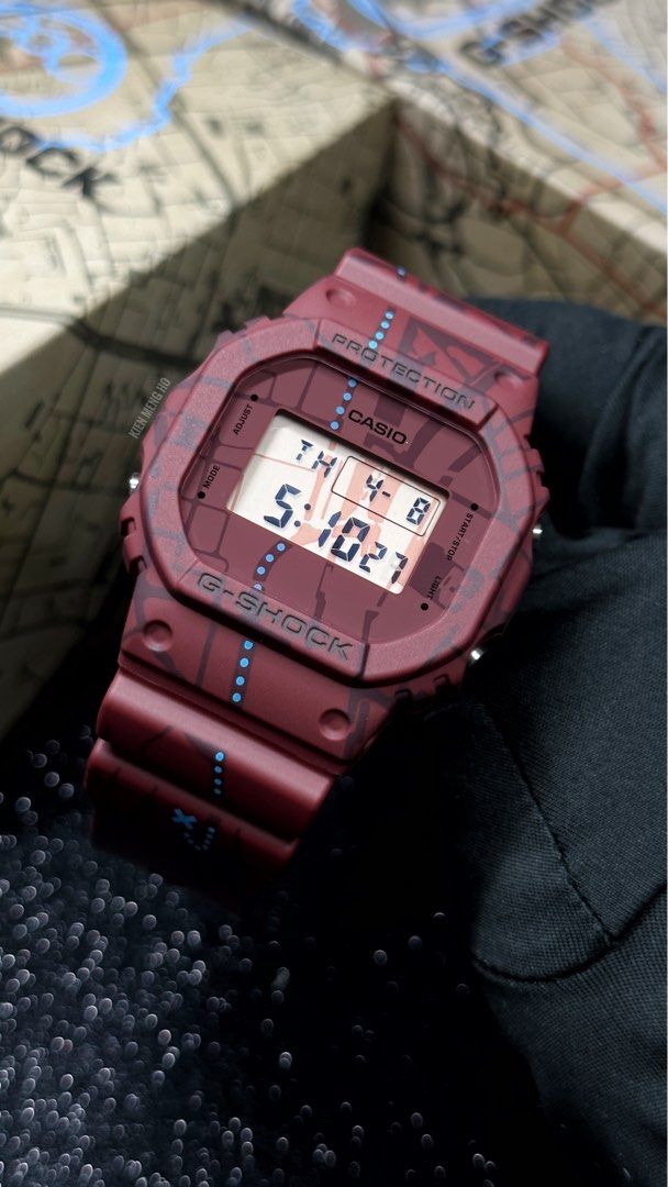 Casio Casio G-Shock DW-5600SBY-4DR (DW-5600SBY-4) электронные мужские часы часы крупный план красный циферблата