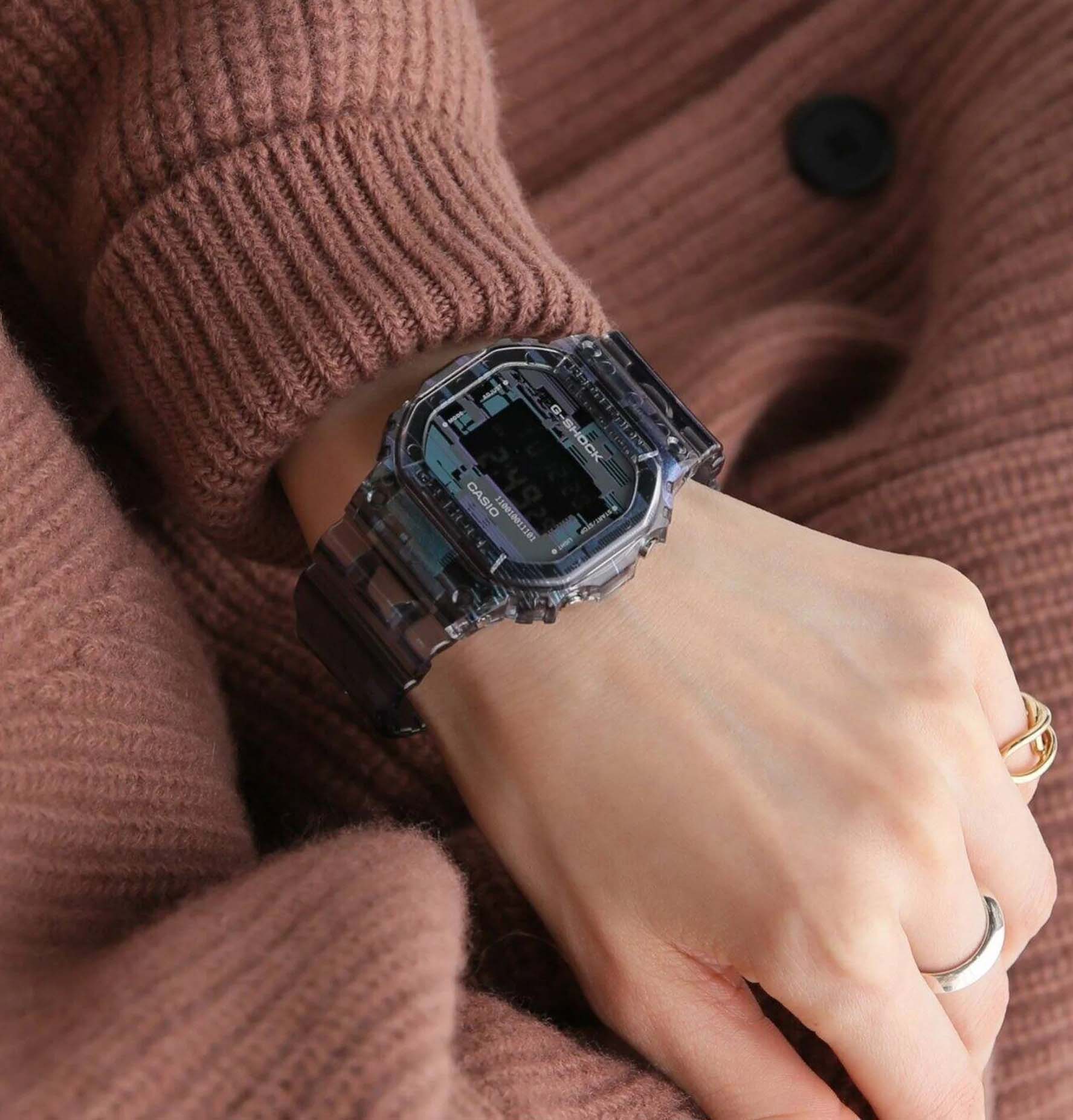 Casio Casio G-Shock DW-5600NN-1E, g-shock япония мужские часы на браслете пластик боковой вид