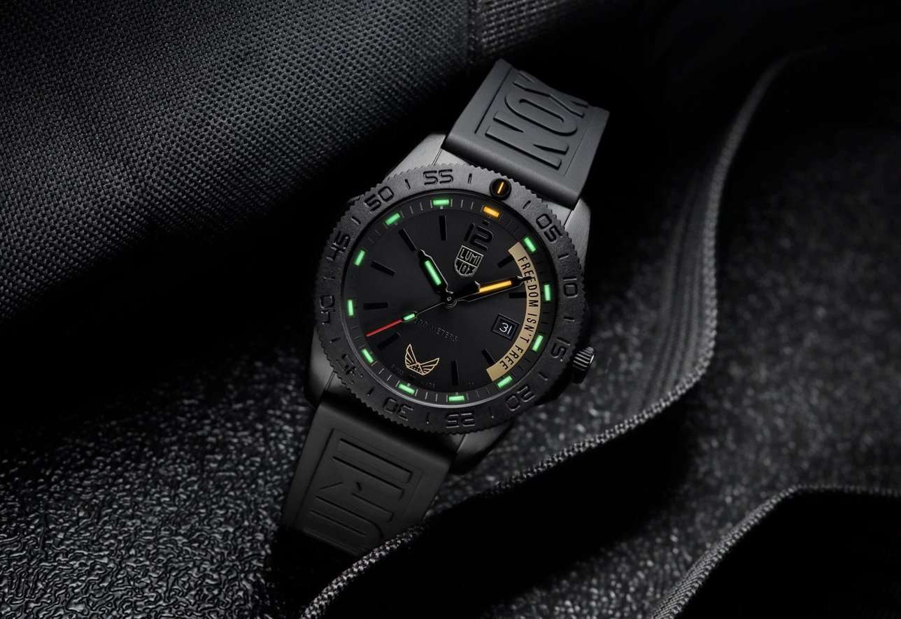 Luminox XS.3121.BO.VOL.FR мужские часы застежка крупным планом