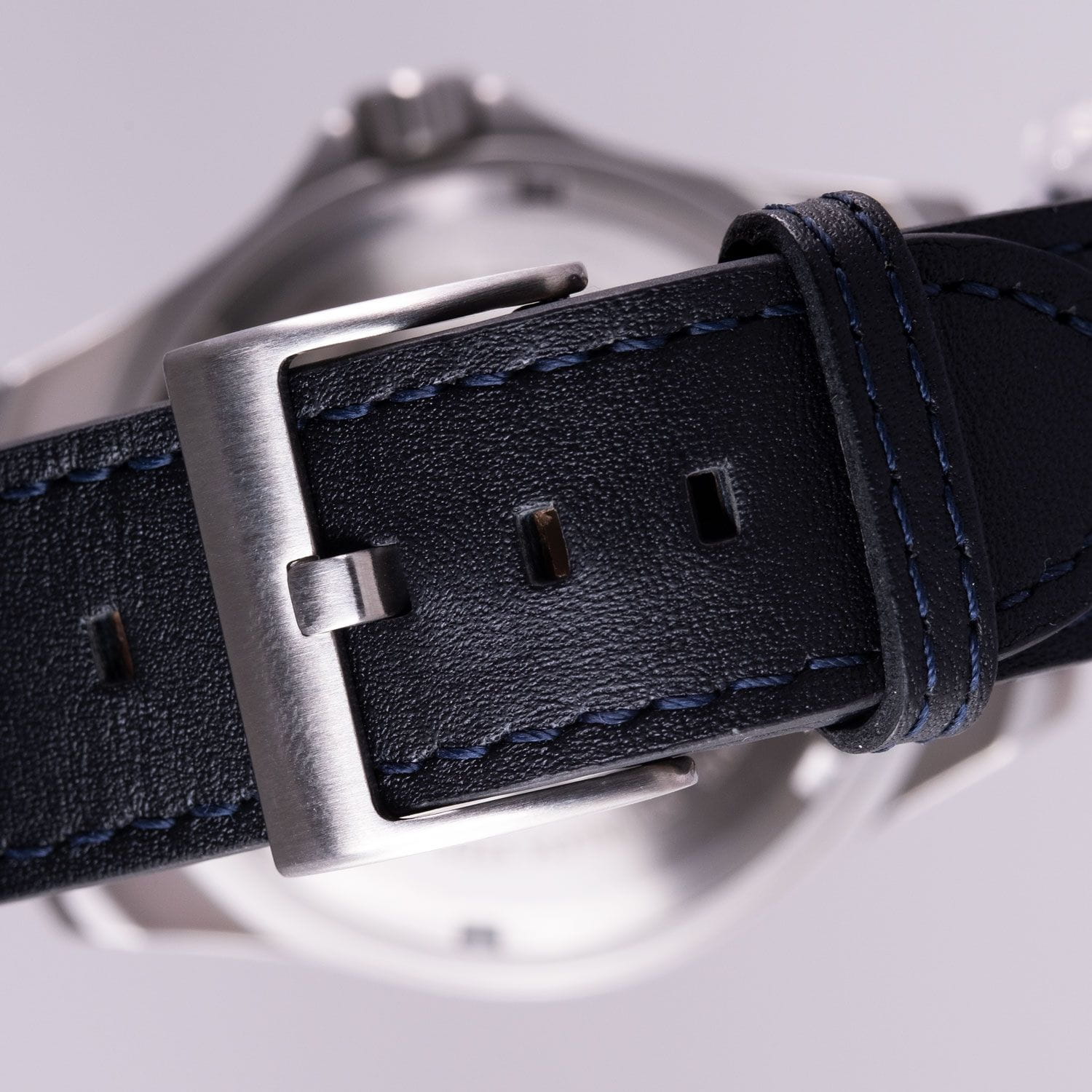 Swiss Military by Chrono Swiss Military by Chrono Solar Power SMS34073.05  — детали корпуса и кожаный